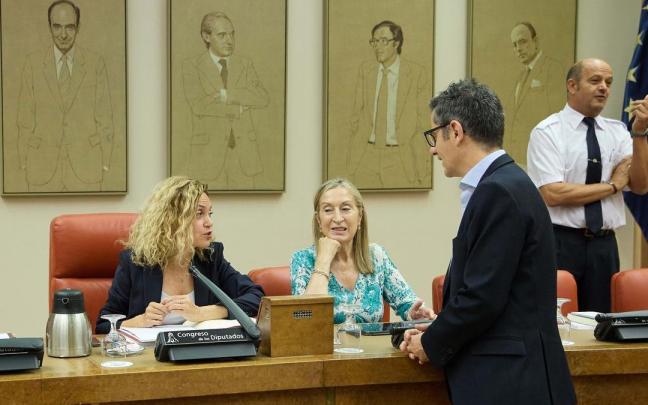 La presidenta del Congreso, Meritxell Batet, junto la vicepresidenta de la cámara, Ana pastor, y el ministro Bolaños.