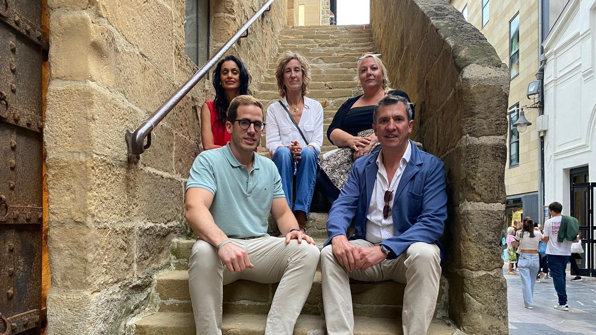 Arriba, de izquierda a derecha, Johanna Alfaro, Elena Alcorta y Karmentxu Armendariz. Abajo, de izquierda a derecha, Jon Andoni Urdangarin e Ibon Linacisoro.