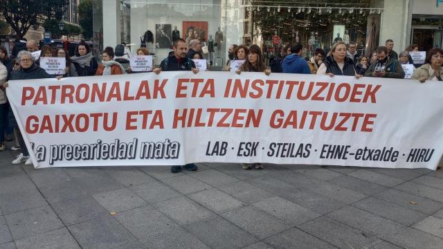 Concentración sindical en Bilbao contra un accidente laboral mortal