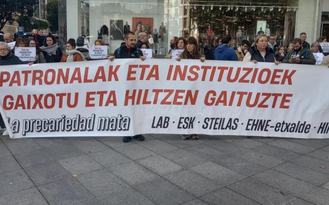 Concentración sindical en Bilbao contra un accidente laboral mortal