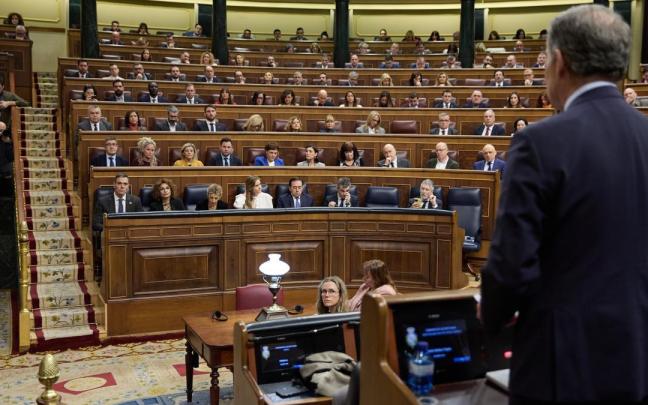 El presidente del PP, Alberto Núñez Feijóo, interviene durante una sesión de control al Gobierno