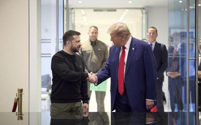 Zelenski y Trump se saludan durante un encuentro el pasado septiembre.