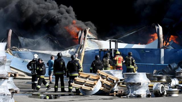 Los servicios de emergencia y las autoridades locales responden a un ataque ruso en el distrito de Bucha. Varios drones impactaron un almacén y una vivienda, mientras que otros fueron interceptados.