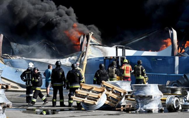 Los servicios de emergencia y las autoridades locales responden a un ataque ruso en el distrito de Bucha. Varios drones impactaron un almacén y una vivienda, mientras que otros fueron interceptados.
