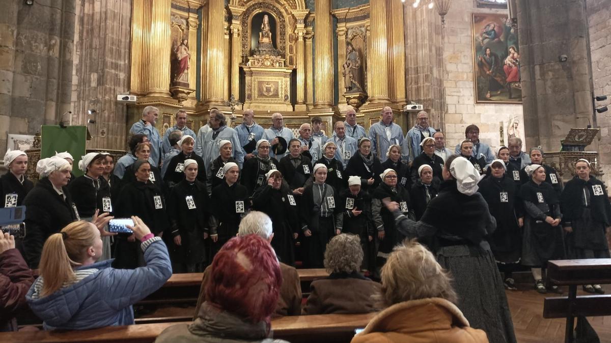 Durante la jornada también actúa en la misa matinal de Areatza y, por la tarde, en la Catedral de Santiago