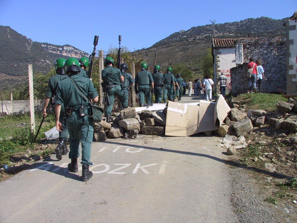 Antidisturbios de la Guardia Civil entrar a Artozki el 25 de septiembre de 2003.