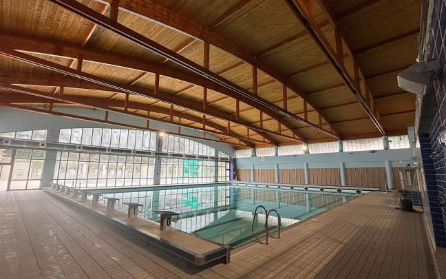La nueva cubierta ya luce en la piscina cubierta de Agorrosin.