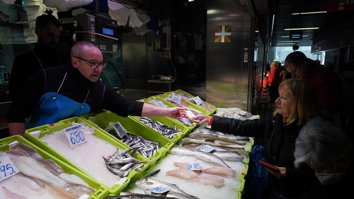 Un puesto de venta de pescados y mariscos en el Mercado de la Ribera.