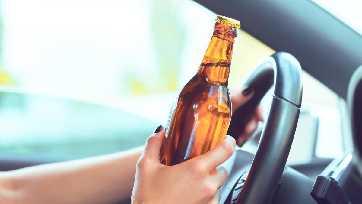 Los expertos recomiendan no conducir en absoluto si se ha bebido.