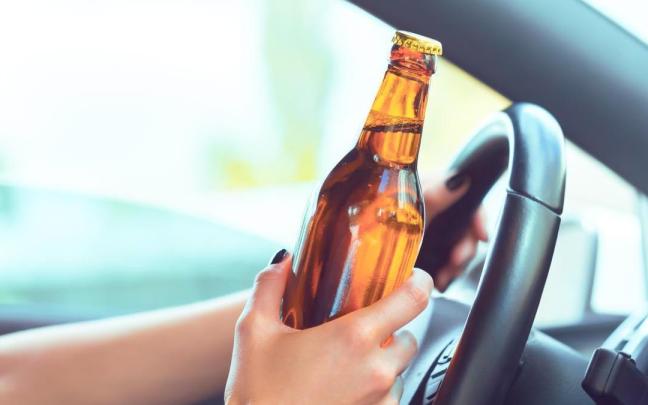 ¿Con cuántas cervezas doy positivo en un control de alcoholemia con la nueva tasa de la DGT? / Freepik ¿Con cuántas cervezas doy positivo en un control de alcoholemia con la nueva tasa de la DGT?