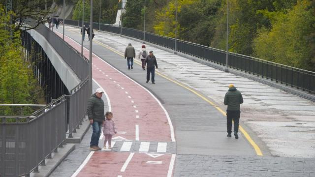 Los primeros viandantes han tenido oportunidad de recorrer el nuevo paseo.