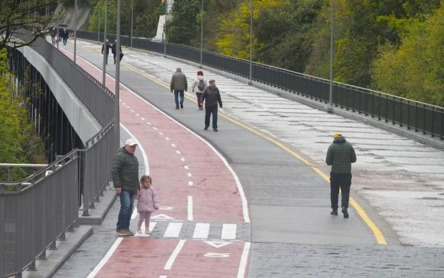 Los primeros viandantes han tenido oportunidad de recorrer el nuevo paseo.