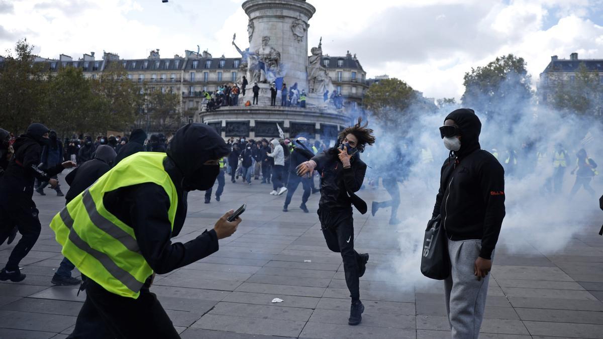 n París, los manifestantes lanzaron proyectiles contra policías y gendarmes y algunos dañaron las fachadas de edificios para arrancar piedras, según la delegación del Gobierno.