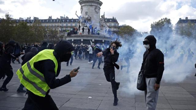 n París, los manifestantes lanzaron proyectiles contra policías y gendarmes y algunos dañaron las fachadas de edificios para arrancar piedras, según la delegación del Gobierno.