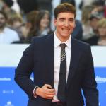 Xuso Jones posa en la alfombra roja de la Gala inaugural del 27º Festival de Málaga