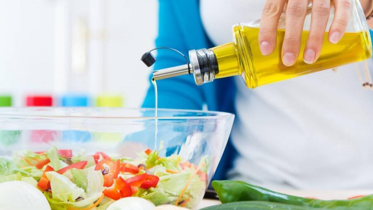 Aliñar ensalada con aceite de oliva virgen extra