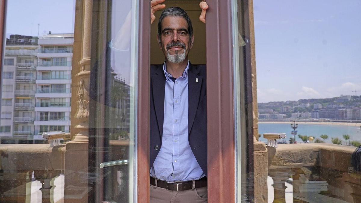 Eneko Goia abre las ventanas de su despacho, este lunes, en su primer día tras las elecciones municipales.