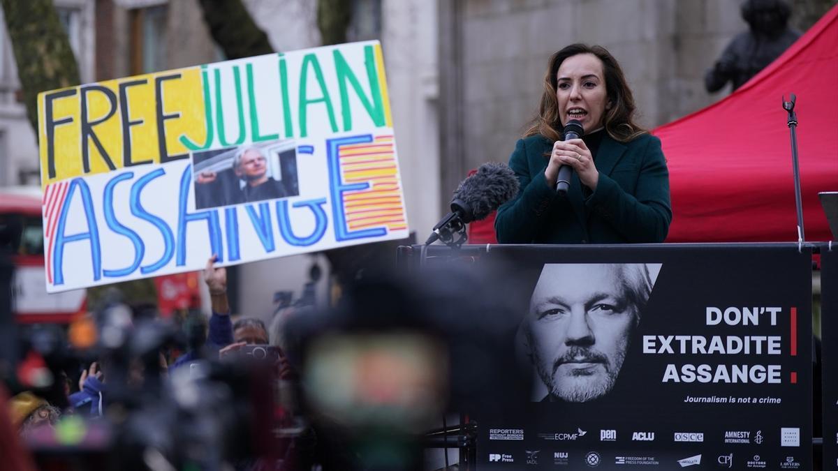 Stella Assange, mujer de Julian Assange a la salida del Tribunal Superior de Londres.