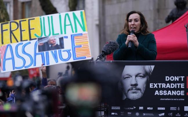 Stella Assange, mujer de Julian Assange a la salida del Tribunal Superior de Londres. / EP Stella Assange, mujer de Julian Assange a la salida del Tribunal Superior de Londres.