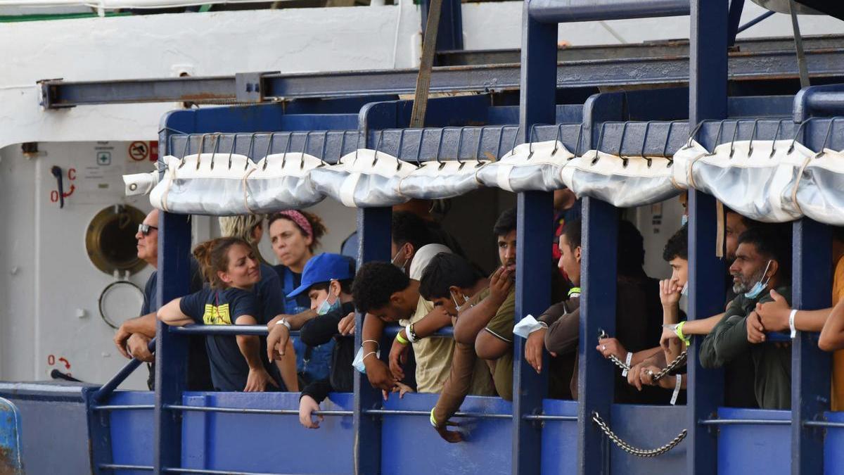 Un barco humanitario con 186 migrantes rescatados llega a la isla italiana de Lampedusa.