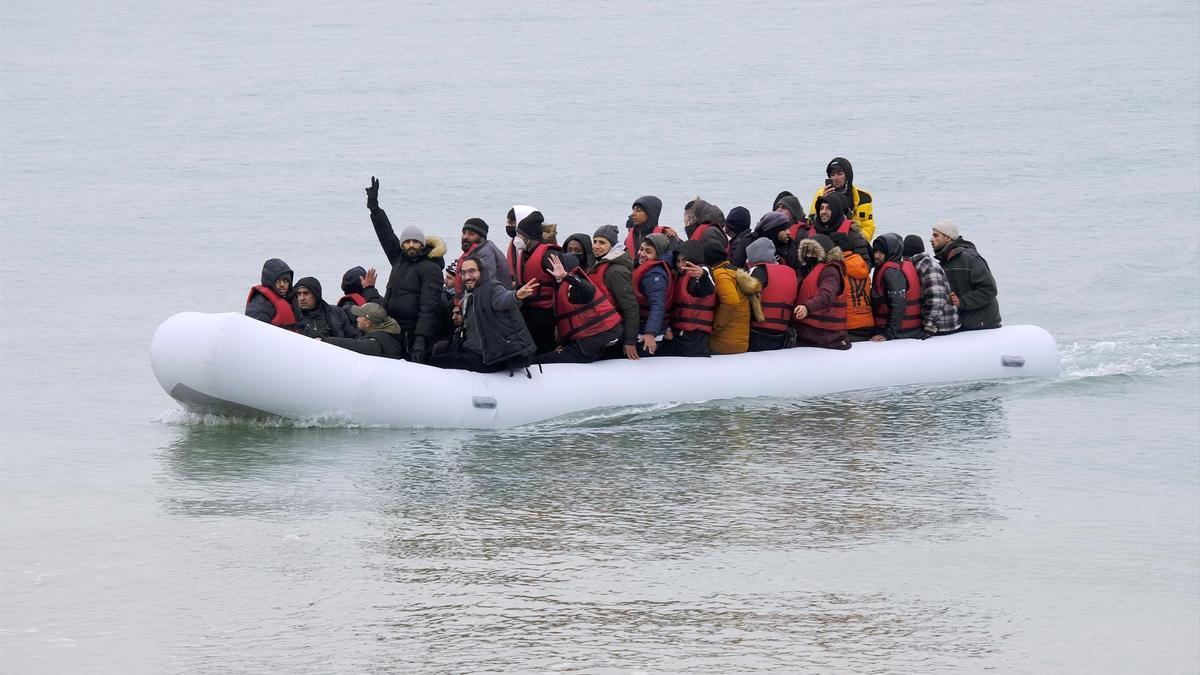 Embarcación con migrantes cerca de la costa británica.