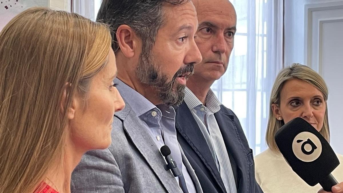 El portavoz de Vox en el Ayuntamiento de València y segundo teniente de alcalde, Juanma Badenas, acompañado por el resto de ediles de esa formación en el Ayuntamiento de València.