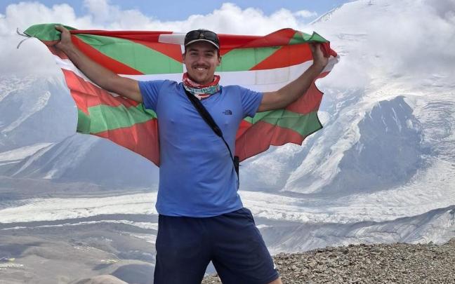 Eneko Azkue, con la Ikurriña, mientras atraviesa una montaña.