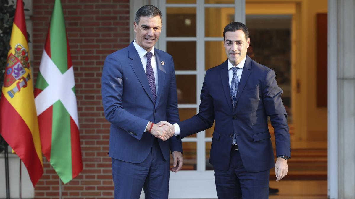 El presidente del Gobierno español, Pedro Sánchez, con el lehendakari, Imanol Pradales, este miércoles en La Moncloa