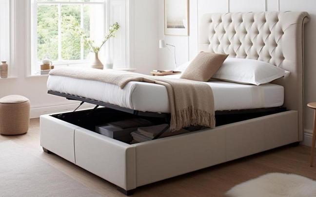 El canapé de una cama ajena a esta historia.