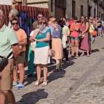 Las kilómetricas colas en Salamanca para adquirir gafas gratis para ver el eclipse