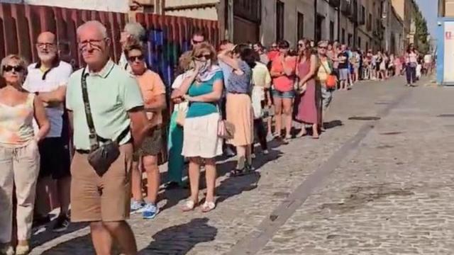 Las kilómetricas colas en Salamanca para adquirir gafas gratis para ver el eclipse