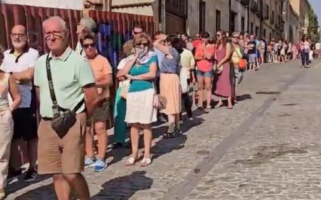 Las kilómetricas colas en Salamanca para adquirir gafas gratis para ver el eclipse