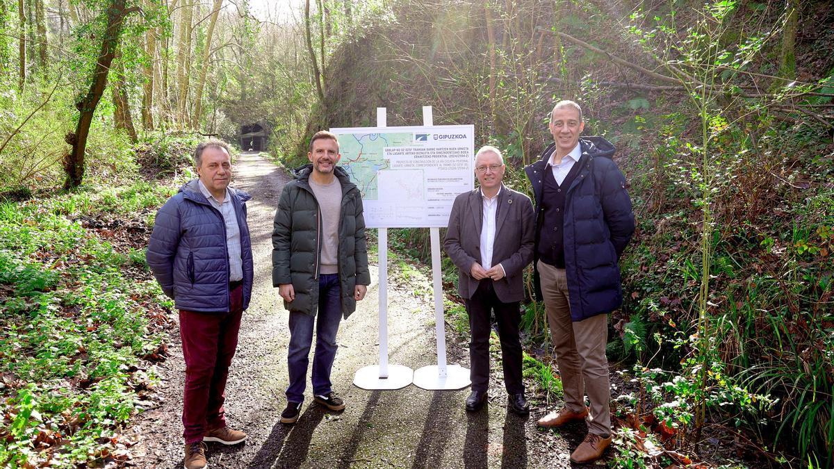 Asensio y los responsables municipales, en el anuncio del proyecto