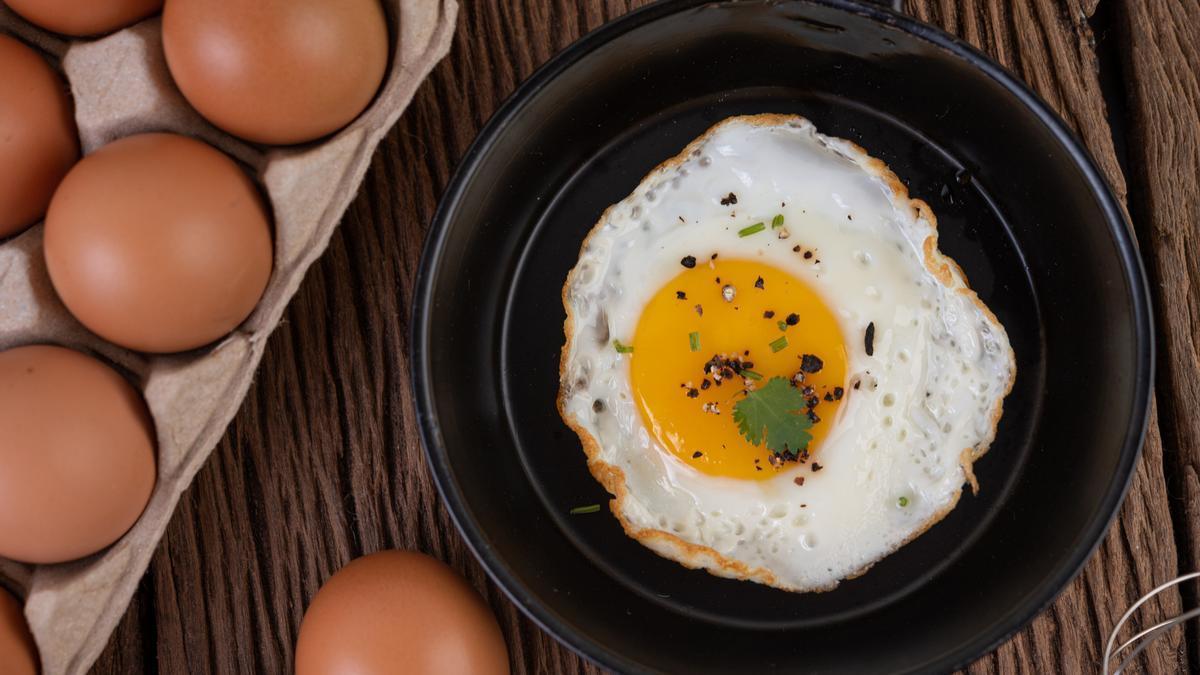 El huevo frito, un manjar para muchos es un desayuno o a cena sencilla.