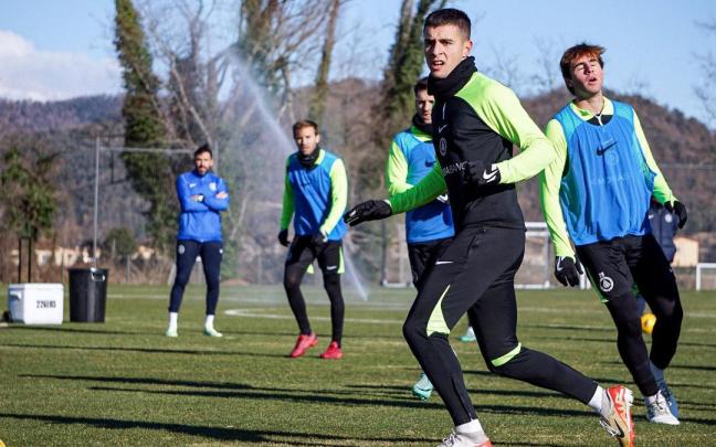 Jon Karrikaburu se ha ejercitado hoy con sus nuevos compañeros del Andorra. / N.G.