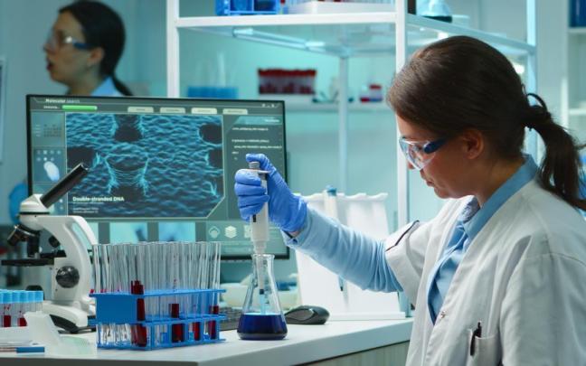 Un equipo científico trabajando en un laboratorio.