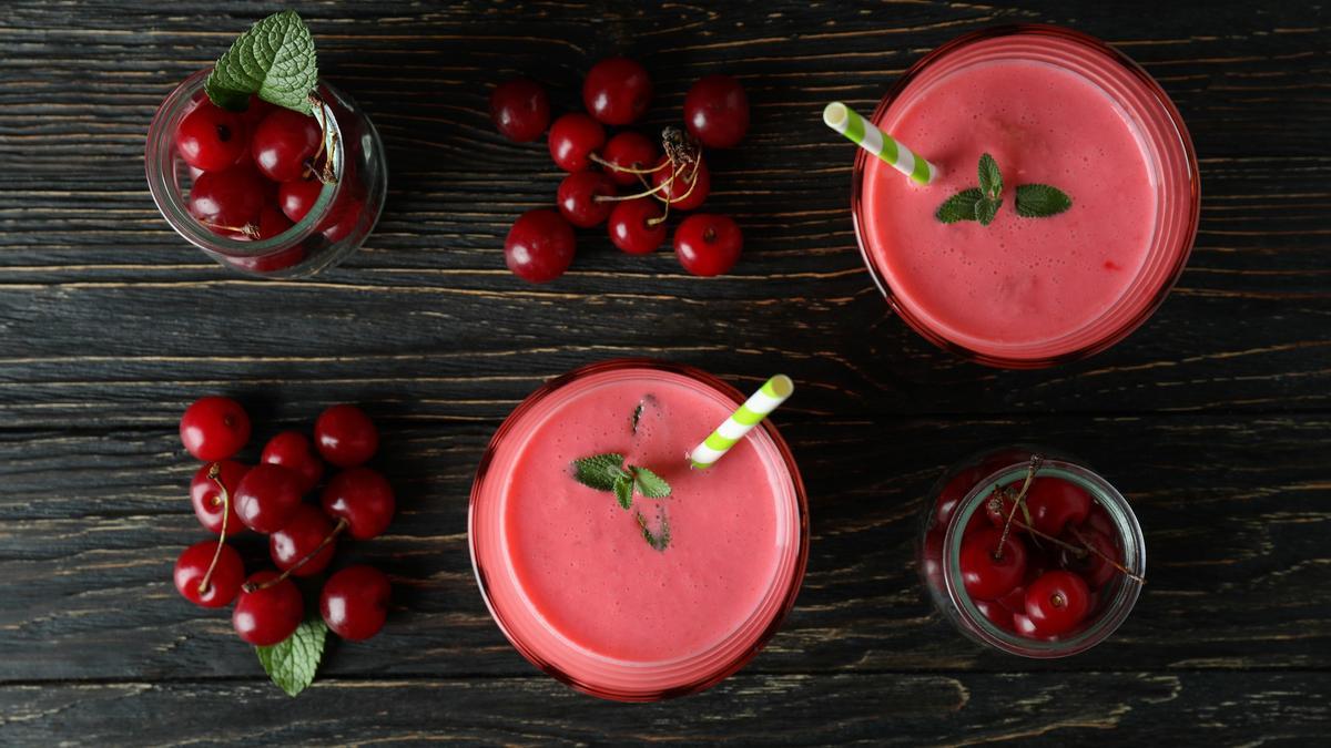 Dos vasos de batido de cerezas listos para disfrutar.