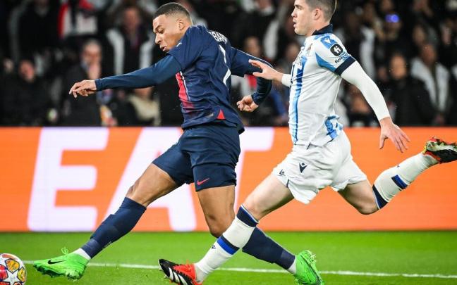 Igor Zubeldia persigue a Mbappé en el duelo del pasado miércoles entre la Real y el PSG en el Parque de los Príncipes. / AFP7 VÍA EUROPA PRESS