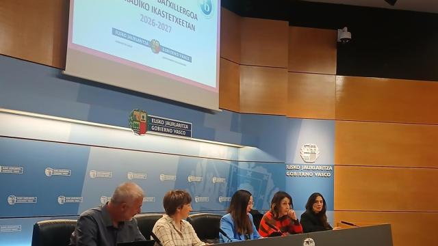 La consejera vasca de Educación, Begoña Pedrosa, junto a los directores Idoia Pujana Uriarte , Lorea Gabiola Anakabe y Joseba Zabala Martin