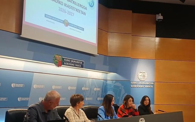 La consejera vasca de Educación, Begoña Pedrosa, junto a los directores Idoia Pujana Uriarte , Lorea Gabiola Anakabe y Joseba Zabala Martin