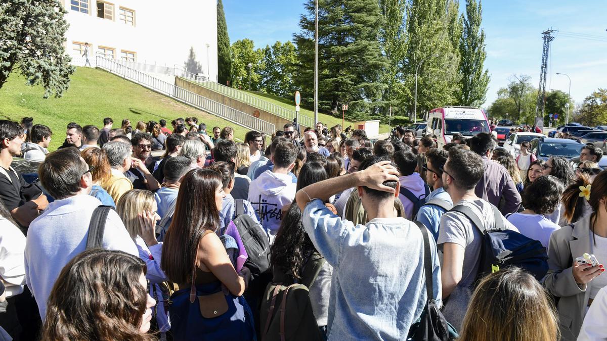 Aspirantes a personal fijo de RTVE en la categoría de informador concentrados este domingo tras la cancelación de las pruebas de oposición