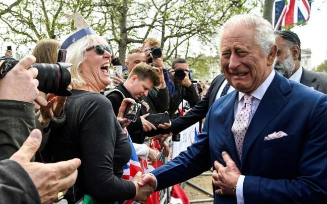 Carlos III saluda a la multitud congregada ante Buckingham.