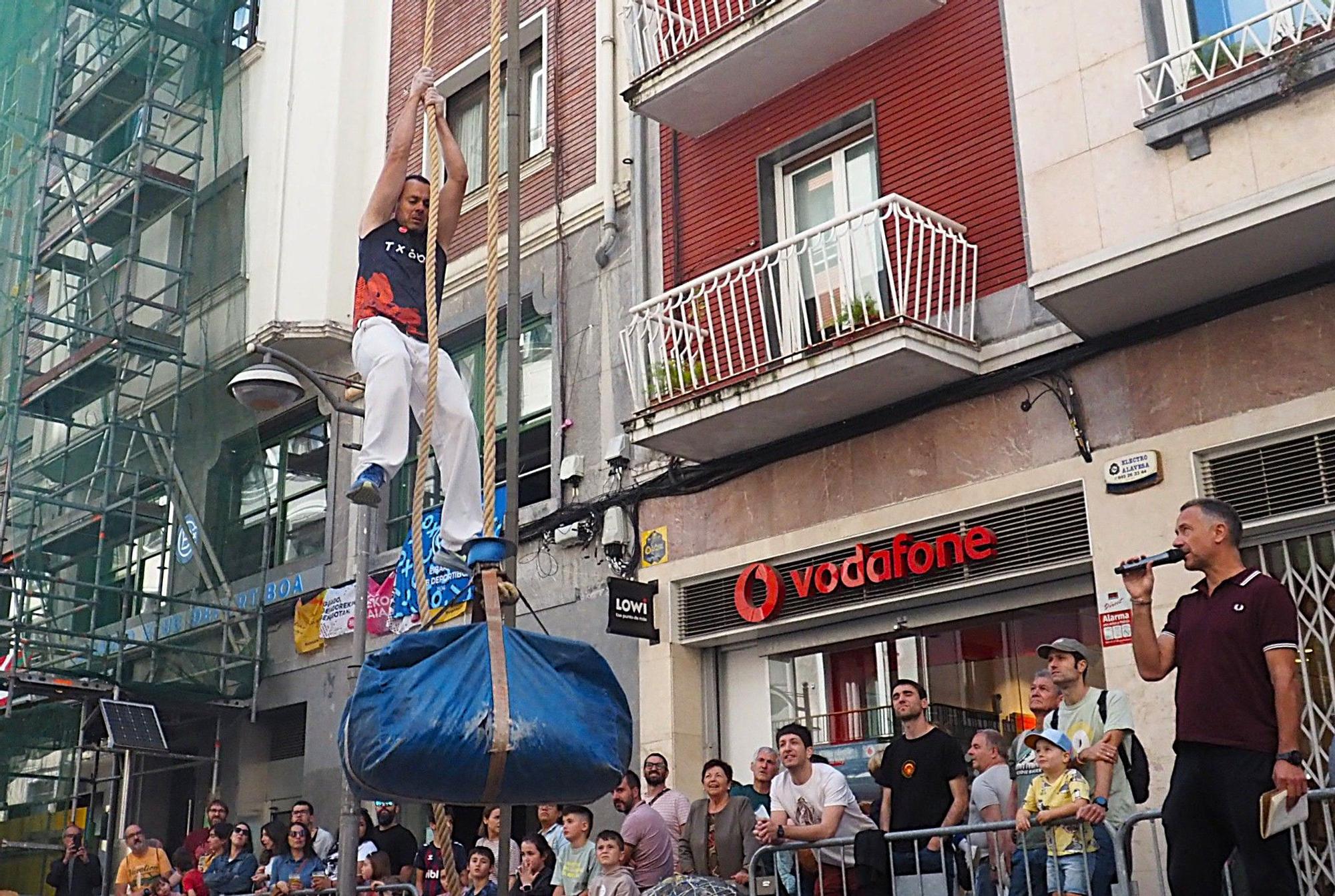 La prueba con el fardo o "lasto altxatzea" será una de las que tendrán que afrontar los competidores en Unzaga.