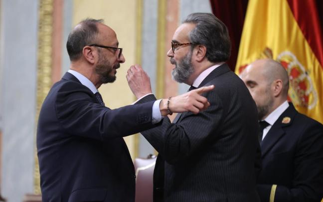 El tenso momento entre José María Sánchez y Alfonso Rodríguez Gómez de Célis.