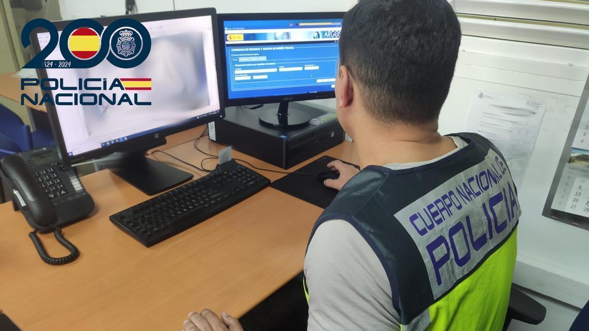 Agente de la Policía Nacional, en una investigación.