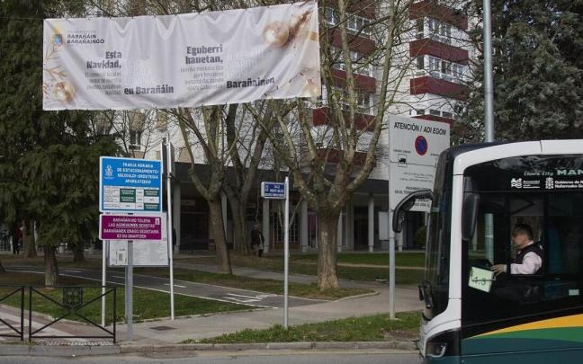 Una de las lonas colocadas por el Ayuntamiento en la campaña para invitar a hacer las compras navideñas en Barañáin.