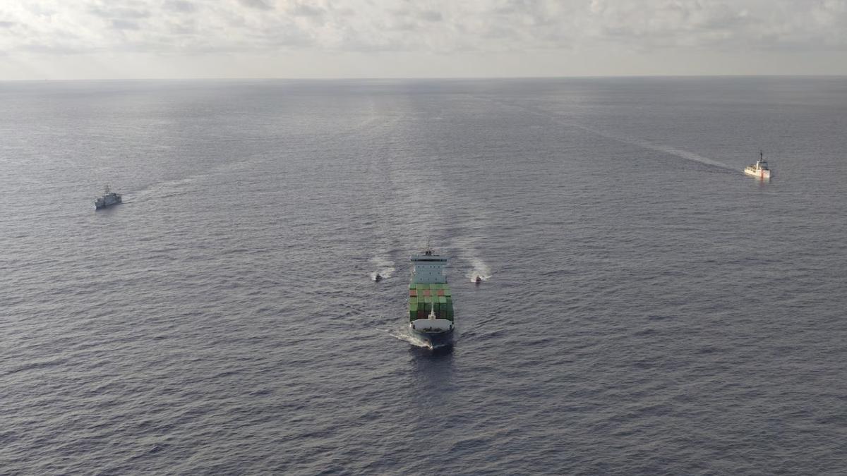 Buques de la Armada de EEUU escoltan a México al carguero 'Grace'