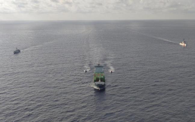 Buques de la Armada de EEUU escoltan a México al carguero 'Grace'