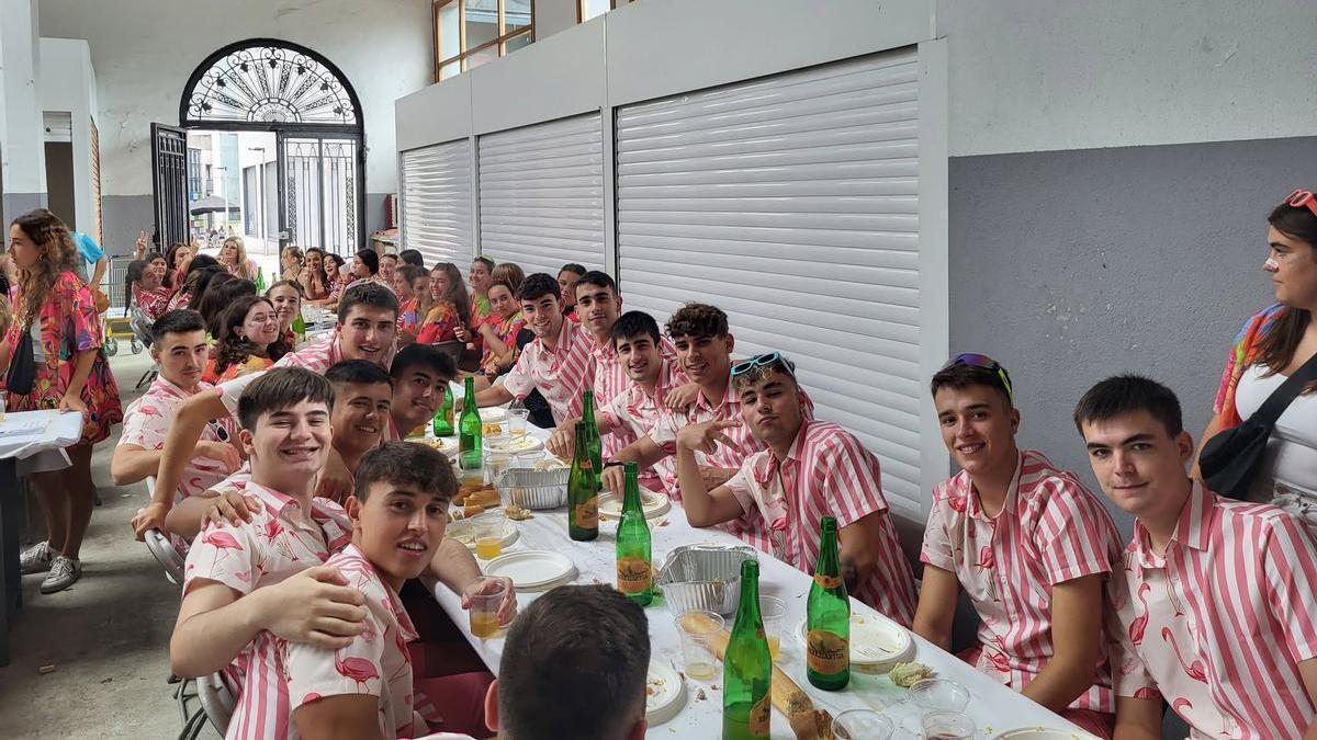 La comida popular del 18 de agosto volveraá a contar con la participación de muchos jóvenes.