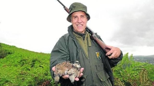Un cazador de Usansolo con las dos tórtolas capturadas en una zona de Bizkaia.